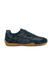 Scarpa sportiva blu navy realizzata in materiale scamosciato con suola in gomma, cuciture evidenti e dettagli testurizzati sui lati.