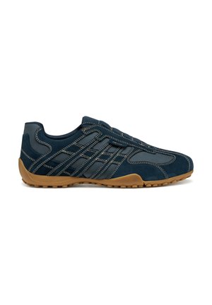 Granatowe buty sportowe wykonane z zamszu, z gumową podeszwą, wyraźnym przeszyciem i teksturowanymi akcentami po bokach.
