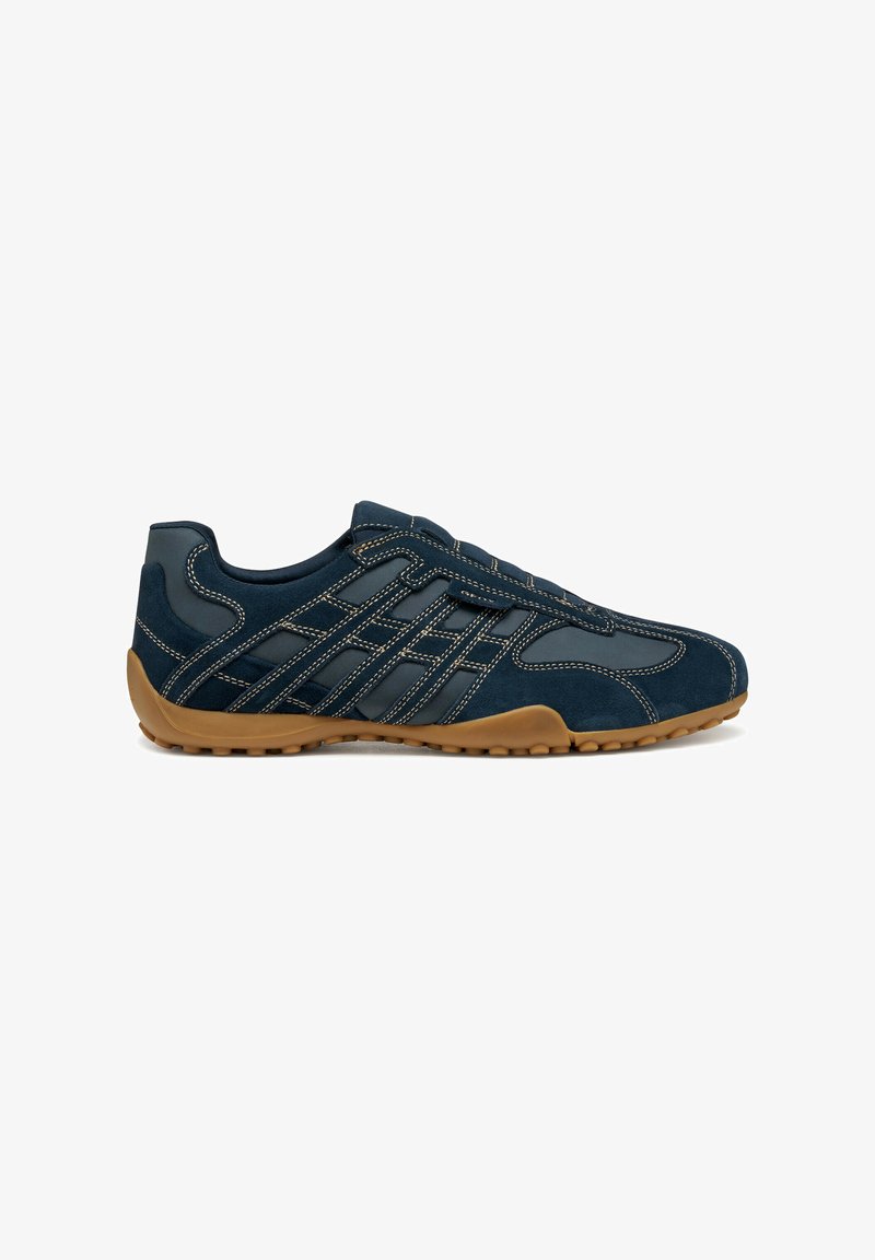 Marineblaue Sportschuh aus Wildleder mit Gummisohle, ausgeprägten Nähten und strukturierten Akzenten an der Seite.