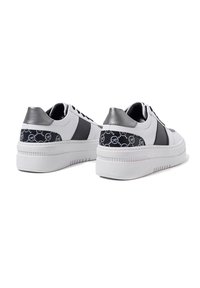 Sneakers bianchi con una striscia nera e un tallone nero testurizzato caratterizzato da un motivo grafico. La suola è spessa e scanalata per una maggiore aderenza.