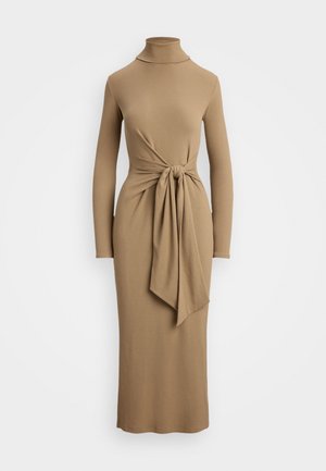 Vestido midi de manga larga color camel con cuello alto y detalle de nudo drapeado en la cintura.