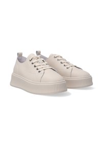 Beige Schnürsneaker mit einem glatten synthetischen Obermaterial, gepolstertem Kragen und dicker gerillter Sohle. Mit metallischen Ösen und einer Zuglasche auf der Rückseite.