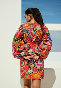 Next TALL FIT - LONG SLEEVE WAISTED - Laisvo kirpimo suknelė - bright pink floral