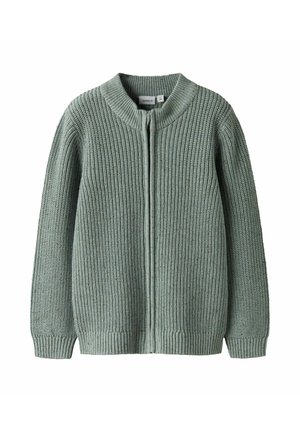 Cardigan zippé en tricot vert avec des poignets et un ourlet côtelés, présenté sur un fond blanc.