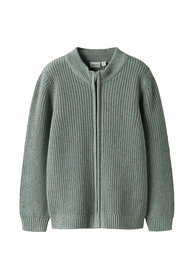 Grüne, gestrickte Zip-up-Cardigan mit gerippten Bündchen und Saum, vor einem weißen Hintergrund präsentiert.