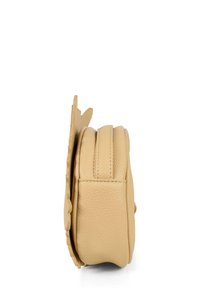 Borsa a tracolla rotonda in pelle beige con texture, vista di lato, con cuciture visibili e un fondo leggermente curvato.