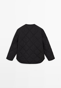 Sort quiltet jakke med lange ærmer og afrundet kant, vist bagfra på en ensfarvet hvid baggrund.