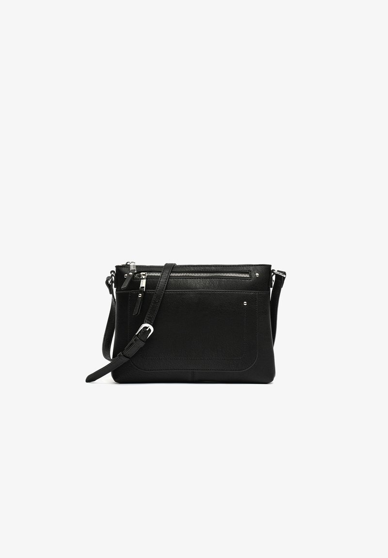 Schwarze Leder-Crossbody-Tasche mit einem Reißverschlussfach, verstellbarem Tragegurt und einer Frontplatte. Mit strukturiertem Oberfläche und silbernen Hardware-Akzenten.
