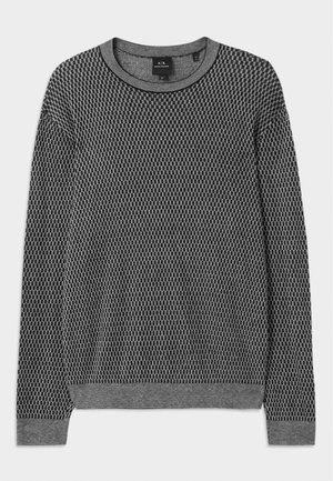 Grå strikket genser med et teksturert mønster, rund hals og ribbestrikkede mansjetter. Laget av et mykt, lett materiale.