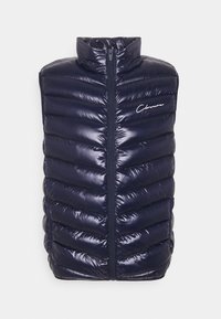 Mörkblå vadderad väst med hög krage, framdragkedja och vit skriptlogotyp på vänster bröst mot en enfärgad bakgrund.