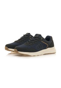 Baskets de sport bleu marine avec un mélange de daim et de maille, dotées d'un bout noir texturé, d'un design à lacets et d'une semelle extérieure en caoutchouc crème.