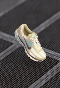 Nike Sportswear ZOOM VOMERO 5 STYLE - Sneakers - team gold/fauna brown/pale ivory/seafoam/metallic platinum