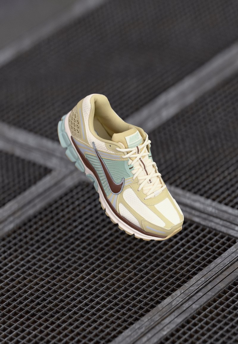 Nike Sportswear ZOOM VOMERO 5 STYLE - Sneakers - team gold/fauna brown/pale ivory/seafoam/metallic platinum