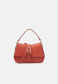Sac à épaule en cuir rouge avec détail de boucle dorée, poignée unique et bandoulière amovible sur fond blanc.