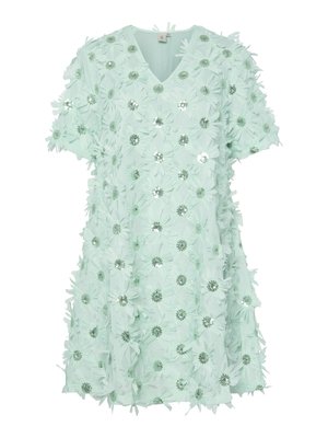 Abito verde menta con maniche corte, scollatura a V e dettagli in applicazioni floreali. Presenta accenti argentati e una silhouette ampia e fluida.