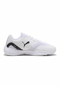 Chaussures de sport blanches avec une tige en mesh texturé, des accents synthétiques et un logo noir. Elles disposent d'une semelle en caoutchouc avec un motif de bande de roulement pour une meilleure adhérence.