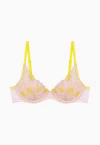 Soutien-gorge en dentelle de couleur rose doux avec des accents jaunes et une broderie florale. Présente des bonnets à armature et des bretelles décoratives pour le maintien et le style.