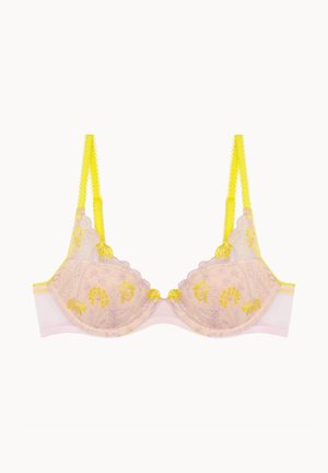 Soutien-gorge en dentelle de couleur rose doux avec des accents jaunes et une broderie florale. Présente des bonnets à armature et des bretelles décoratives pour le maintien et le style.