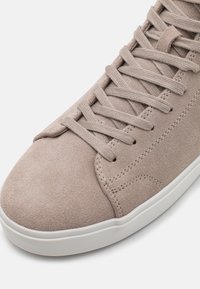 Calvin Klein TOP LACE UP  - Sapatilhas de cano alto - shadow beige