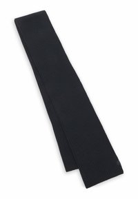 Sort ribbet tørklæde lavet af tekstilmateriale, med en flad, forlænget form, en subtil tekstur og et lille logo-accent ved den ene ende.