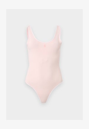 Világos rózsaszín ujjatlan body lekerekített nyakkivágással és magasra szabott lábakkal, szürke háttéren.