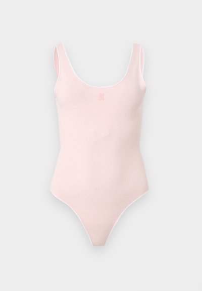 Ανοιχτό ροζ αμάνικο κορμάκι με στρογγυλή λαιμόκοψη και ψηλές περικοπές στα πόδια, παρουσιάζεται σε γκρι φόντο.