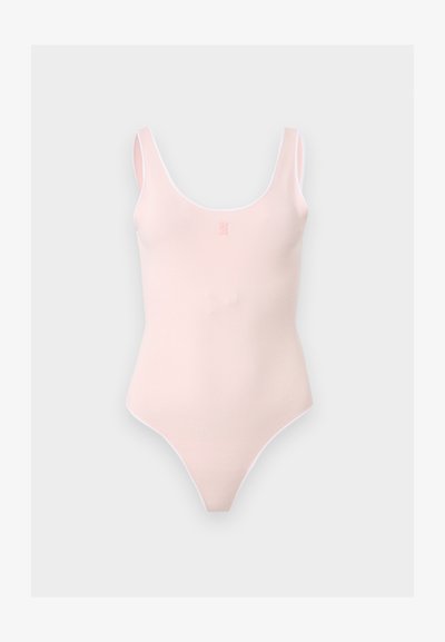 Ανοιχτό ροζ αμάνικο κορμάκι με στρογγυλή λαιμόκοψη και ψηλές περικοπές στα πόδια, παρουσιάζεται σε γκρι φόντο.