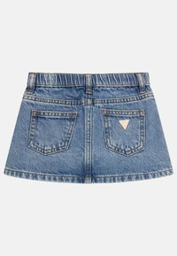 Világoskék farmer mini szoknya rugalmas derékkal, két hátsó zsebbel és fémből készült logóval. Simaság és klasszikus fazon.