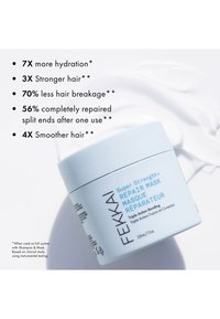 Fekkai Super Strength+ Reparasjonsmaske i en lyseblå krukke med hvit lokk. Tekst som detaljerer produktfordelene er vist rundt krukken.