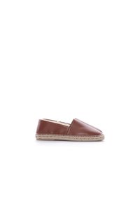 Scarpa slip-on in pelle marrone con suola intrecciata in juta, caratterizzata da una texture liscia e un design semplice, aperta sul retro per una facile calzata.