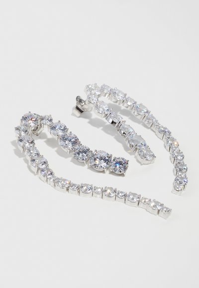 Βραχιόλι σε ασημί απόχρωση με πολλές στρογγυλές, λαμπερές διαφανείς πέτρες τοποθετημένες σε στηρίγματα με δαγκάνες, διαθέτοντας ποικιλία μεγεθών και λείο μεταλλικό φινίρισμα.