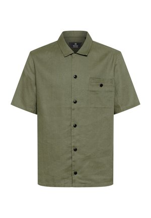 Camicia a maniche corte di colore verde oliva realizzata in tessuto testurizzato, con chiusura a bottoni, colletto e taschino sul petto decorato con un bottone nero.