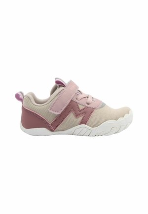 Zapatilla infantil beige y rosa con parte superior de malla, tira de velcro, cordones y suela de goma blanca con patrón, mostrada de perfil.