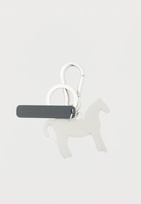 Zilverkleurige metalen sleutelhanger in de vorm van een paard, met een gestructureerde afwerking, bevestigd aan een ronde sleutelring en een donkergrijze rechthoekige tag.