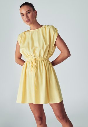 CHAR TUCKED DRESS - Dienas kleita - lemon