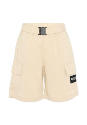 Beige cargoshorts met zijflapzakken, een elastische tailleband met een zwarte gesp en een zwarte "Just Cave"-patch op de rechterzak.