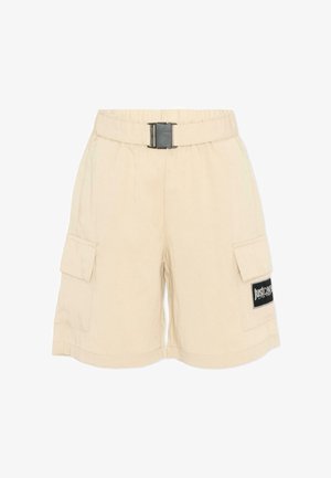 Beige cargoshorts met zijflapzakken, een elastische tailleband met een zwarte gesp en een zwarte "Just Cave"-patch op de rechterzak.