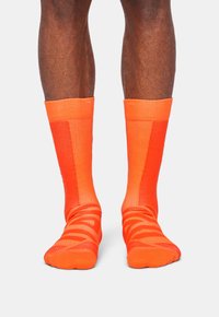 On PERFORMANCE HIGH - SPORTS SOCKS - Calze sportive - flame   spice