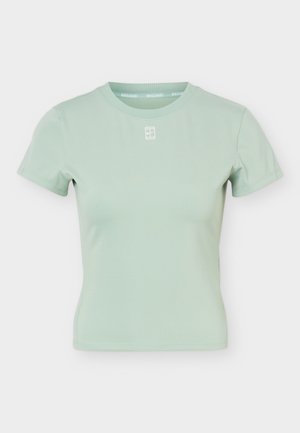 Ανοιχτό πράσινο κοντομάνικο ριμπ τοπ με στρογγυλή λαιμόκοψη και μικρό λευκό λογότυπο NikeCourt στο κέντρο κάτω από τη λαιμόκοψη.