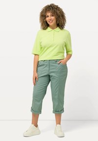 Ulla Popken 7/8 RETROUSSABLE POCHES - Pantalon classique - light moss green