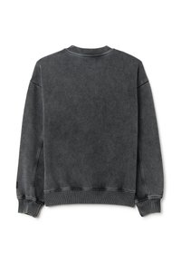 Sudadera gris oscuro, tela de textura suave, cuello redondo, puños y dobladillo acanalados, diseñada con costuras de hombro caídas, sin logotipos ni patrones visibles.