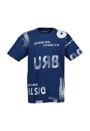 Granatowy T-shirt z krótkim rękawem z białym tekstem, współrzędnymi i grafikami, w tym "U R B", "KEEP IT REAL" oraz "DISTRICT".