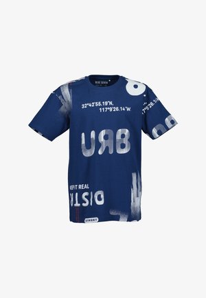 Maglietta a maniche corte blu navy con testo bianco, coordinate e disegni grafici, inclusi "U R B", "KEEP IT REAL" e "DISTRICT".
