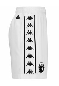 Shorts blancs en tissu respirant présentent un logo Kappa noir et des motifs de silhouettes noires répétés sur les côtés, avec une taille élastique.