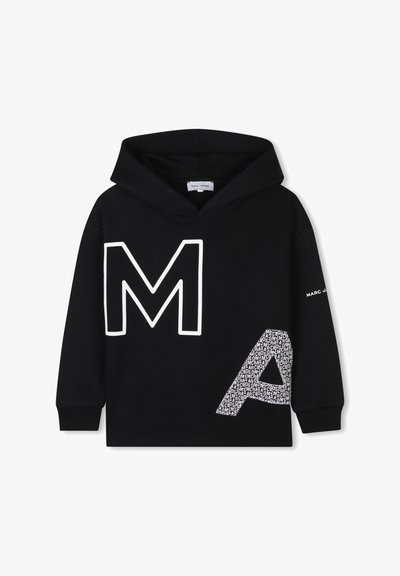Haut à capuche noir en coton, avec un grand "M" blanc et un "A" à motifs avec du texte. Design à capuche, manches longues, bords côtelés.