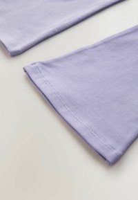 Tissu en coton violet clair à texture lisse, avec des manches droites et des ourlets soigneusement cousus. Design propre et simple.