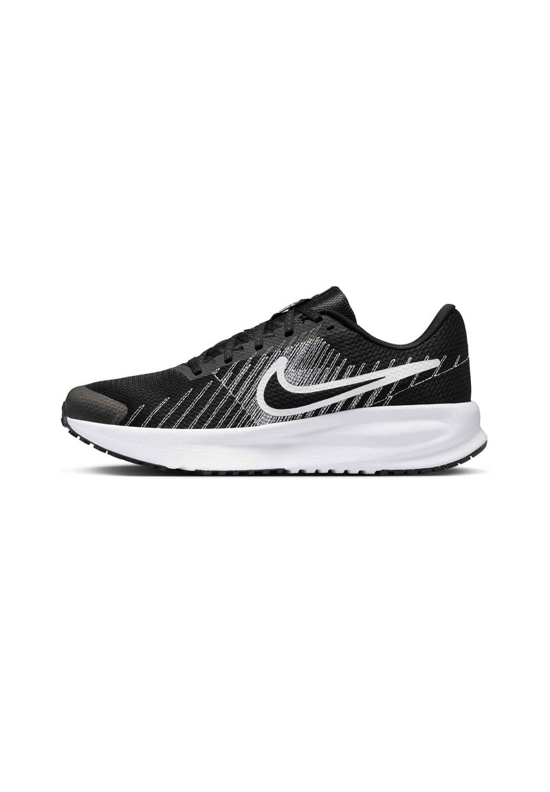 Svart atletisk sko med ett texturerat mesh-övre, vit Nike swoosh och en välvd vit sula. Har en kontrasterande svart yttersula.