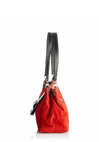 Punainen mokkavuori käsilaukku, jossa on löysä muotoilu. Laukussa on kaksi mustaa tekstuuri-nahkahihnaa ja hopeanvärisiä metalliyksityiskohtia.
