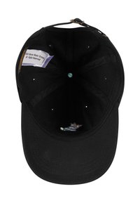 Cappellino da baseball regolabile nero visto dall'interno, con etichetta della Warner Music Group e texture del tessuto.