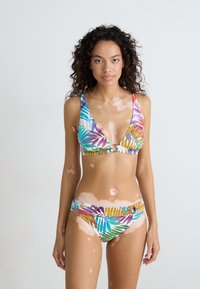 Flerfarget bikiniset med trekantet topp med en sentral ring og høy midje-bunn. Stoffet viser et tropical blad mønster.